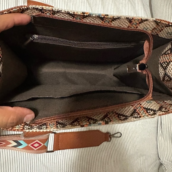 Southwest Design Crossbody - Picture 3 of 6